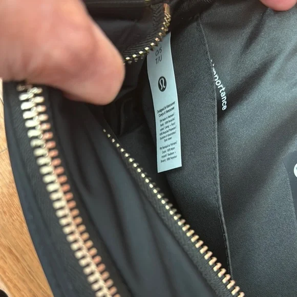 Lululemon Athletica Black Quilted Crossbody Bag - Picture 4 of 5